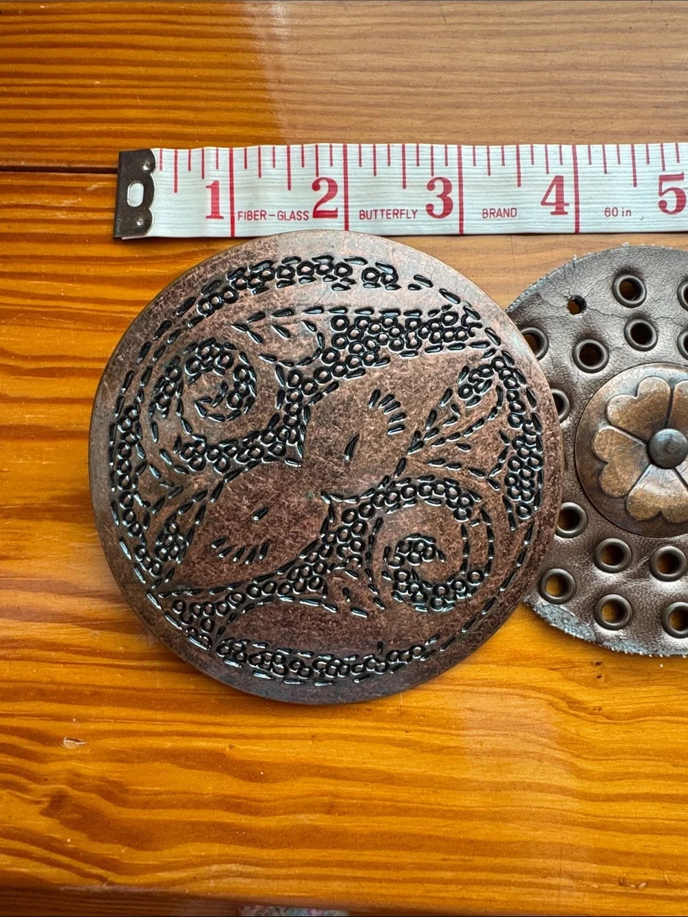 Women’s M/L Gold Toned Belt appearing vintage in nature